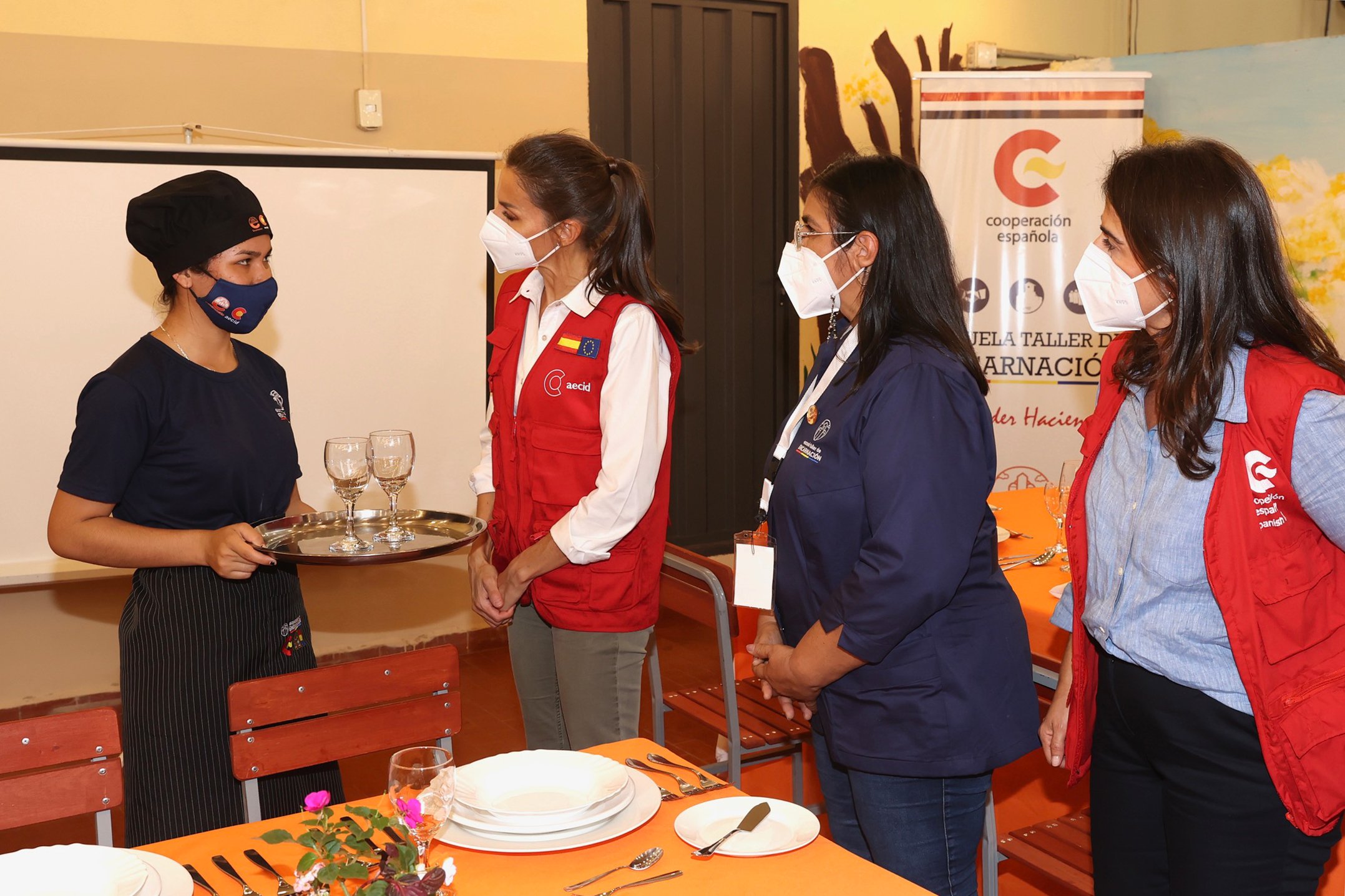 La reina Leticia en la Escuela Taller de Encarnación. (Foto AECID Paraguay).