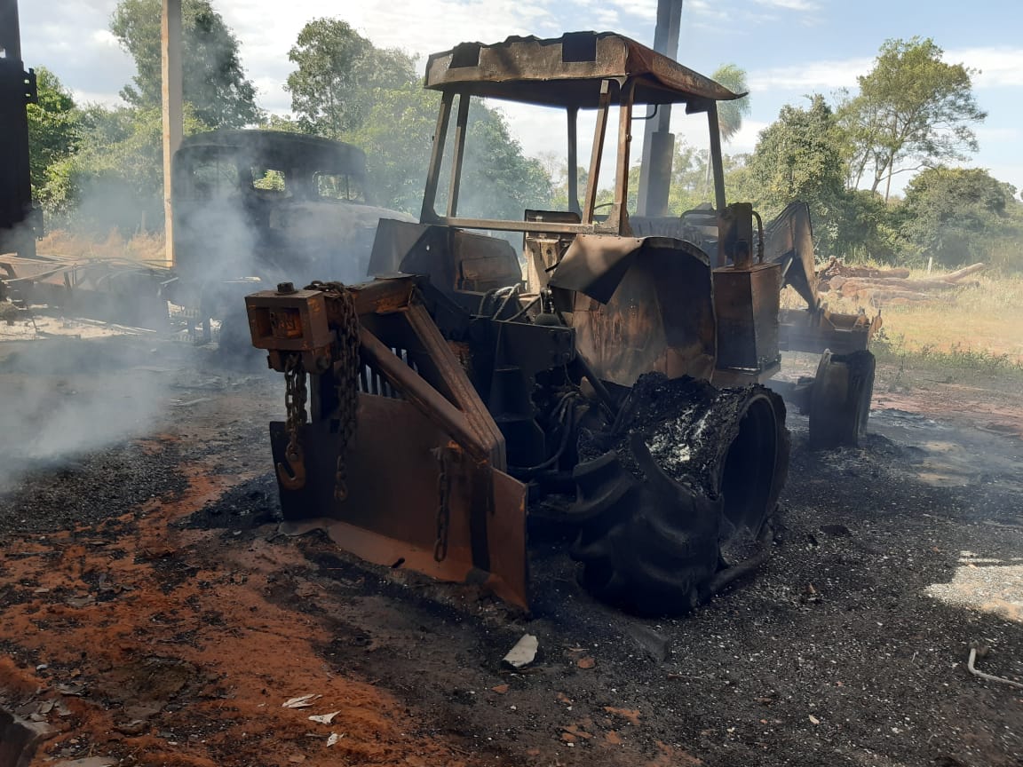 Cuando quemaron un tractor en otra estancia el año pasado. (Foto Ilustrativa-FTC).