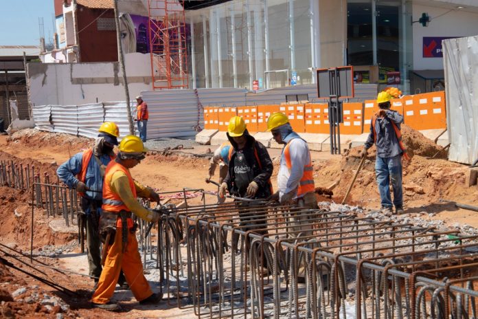 Trabajadores en obras viales. Foto: MOPC.