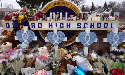 Flores y regalos fueron colocados afuera del colegio de Oxford en recuerdo de las víctimas del ataque con arma de fuego que dejó cuatro muertos. Foto: Getty.