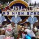 Flores y regalos fueron colocados afuera del colegio de Oxford en recuerdo de las víctimas del ataque con arma de fuego que dejó cuatro muertos. Foto: Getty.