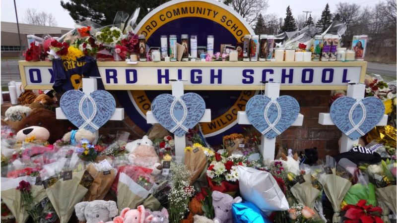 Flores y regalos fueron colocados afuera del colegio de Oxford en recuerdo de las víctimas del ataque con arma de fuego que dejó cuatro muertos. Foto: Getty.