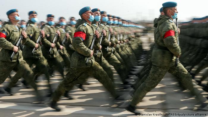 Rusia y Argentina firmaron este 9 de diciembre un contrato para instruir a militares argentinos en academias rusas. Buenos Aires busca además, atraer inversiones rusas y dinero para refinanciar su deuda externa. Foto: Picture Aliance.