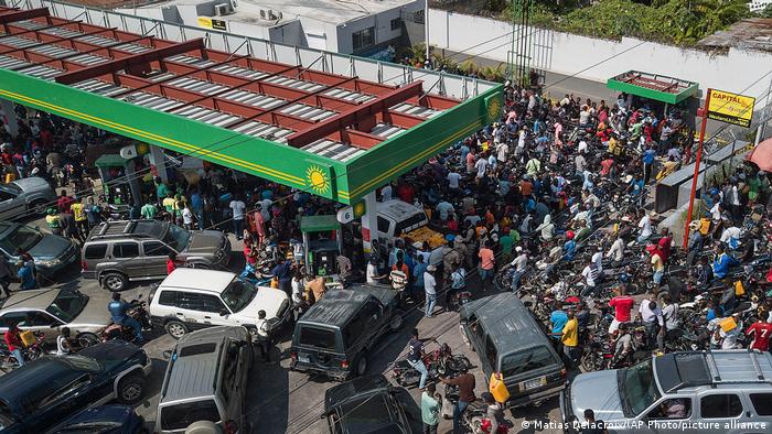 Desde el pasado octubre, Haití ha experimentado problemas de abastecimiento de combustible, lo que ha llevado a la generalización del comercio informal y ha transformado el carburante en una mercancía preciosa. Foto: Picture Aliance.