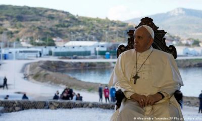 Francisco instó desde el campo de refugiados de la isla greiga a no permitir "que el mare nostrum se convierta en un desolador mare mortuum, ni que este lugar de encuentro se vuelva un escenario de conflictos". Foto: Picture Aliance.