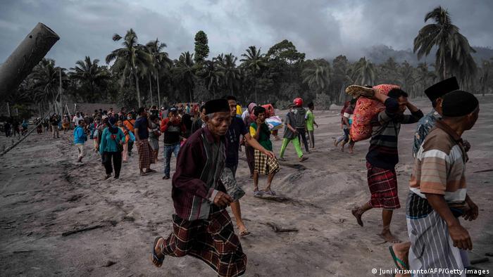 Al margen, 27 personas permanecen desaparecidas tras la erupción. La actividad de dicho volcán sigue complicando las labores de rescate. Foto: Getty Images.