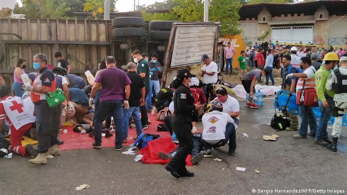 Casi un centenar de personas sobrevivieron a la volcadura de un tráiler en el que viajaban hacinados. Se desconoce la nacionalidad de las víctimas. Foto: Getty.