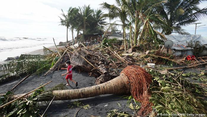 Rai es el tifón más fuerte que ha azotado este año a Filipinas. También ha inhabilitado las comunicaciones en algunas áreas y provocado daños en numerosos edificios. Decenas de personas continúan desaparecidas. Foto: Getty.