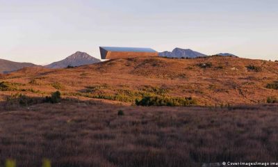 El monolito de acero, de 10 metros de largo, ha sido diseñado para resistir catástrofes naturales y se alimentará de energía solar y térmica. Foto: Imago Images.