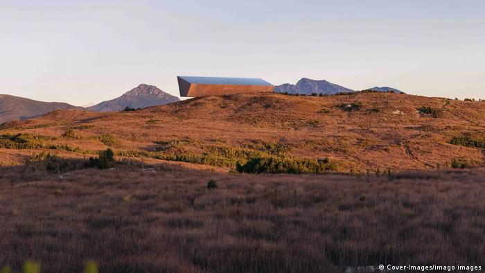 El monolito de acero, de 10 metros de largo, ha sido diseñado para resistir catástrofes naturales y se alimentará de energía solar y térmica. Foto: Imago Images.