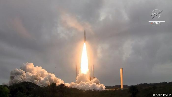 Momento del despegue del cohete Ariane 5, en la Guayana Francesa.