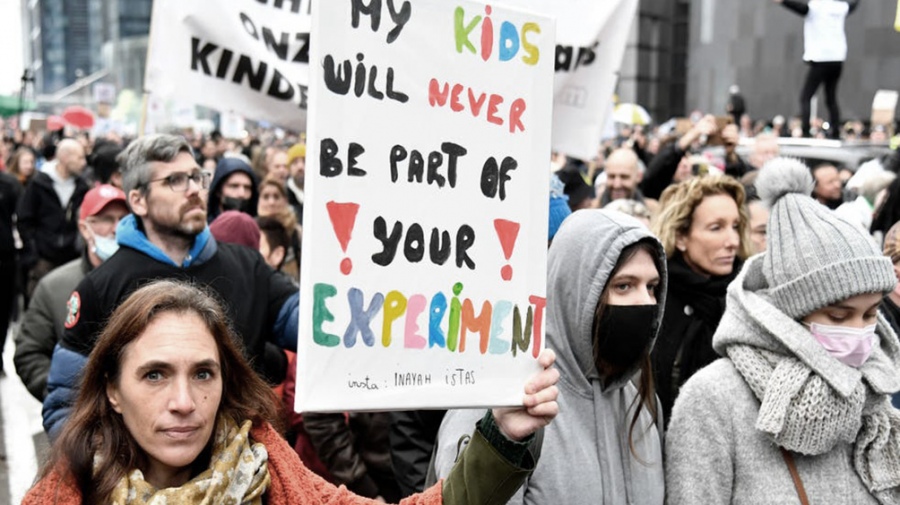 Al grito de "Libertad, libertad!" y con pancartas que decían "Unidos por la libertad, los derechos y nuestros hijos", los manifestantes marcharon hacia la sede de la Unión Europea. El país presenta un promedio semanal de 17.862 casos. Foto: Télam.