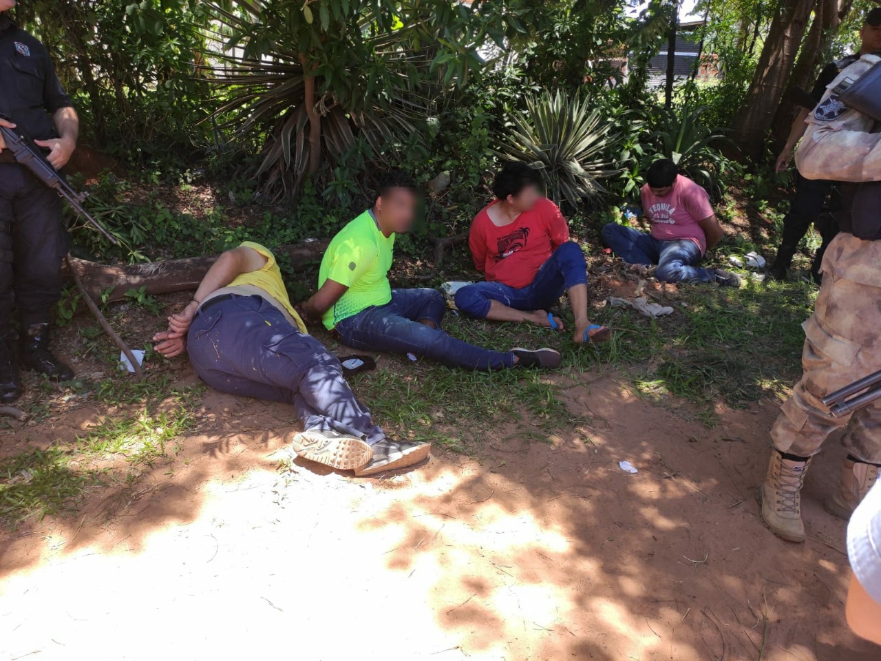 Los sospechosos que fueron detenidos tras la persecución policial. (Foto: Gentileza de Policía Nacional)