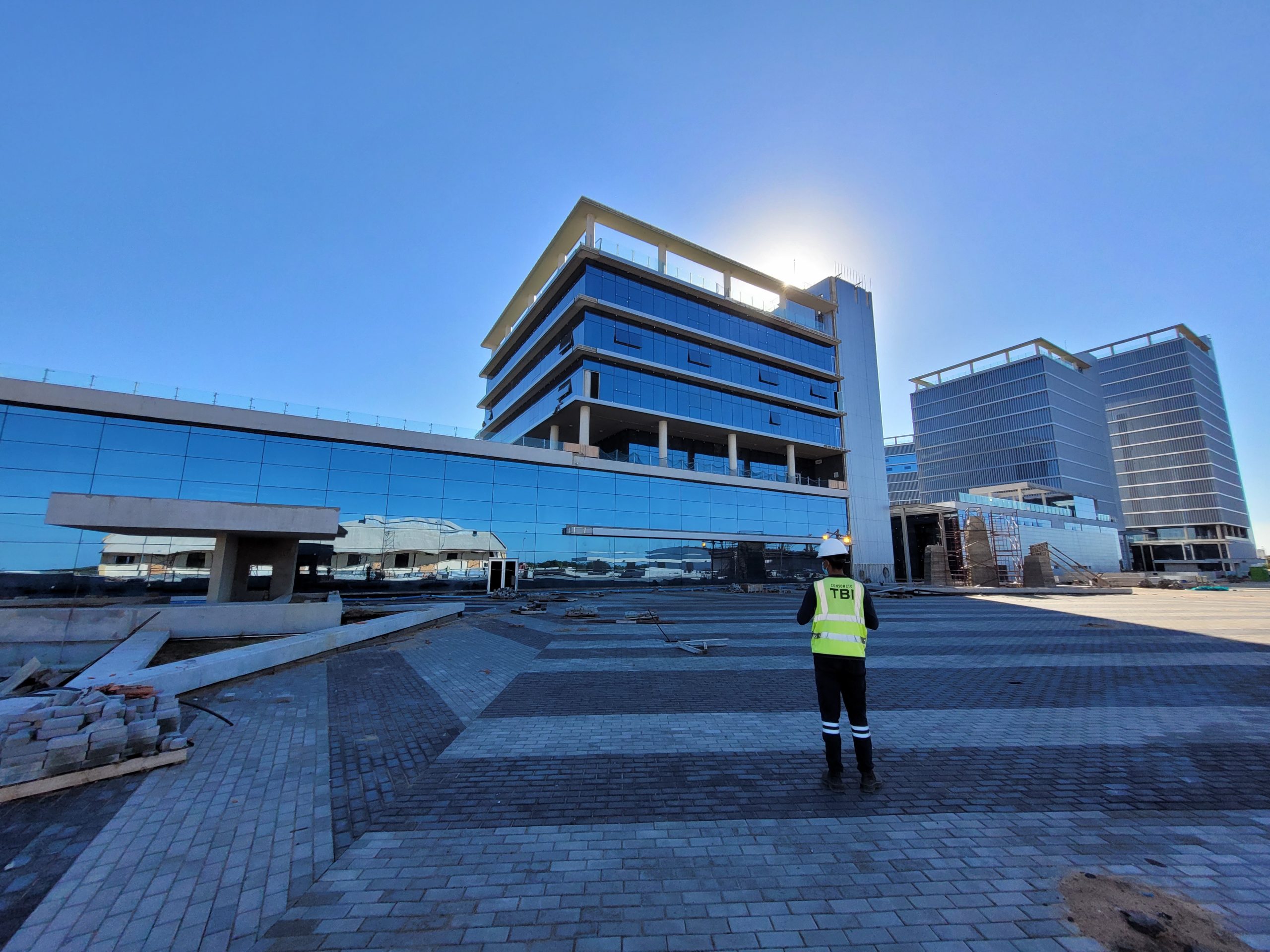 Actualmente, los ingresos peatonales a las Oficinas de Gobierno pueden darse por la calle Este y por el Eje Cívico, las cuales no tienen obstáculos. Además, las Oficinas de Gobierno cuentan con ascensores que conectan a todos los niveles sin dificultad. Foto: Gentileza.