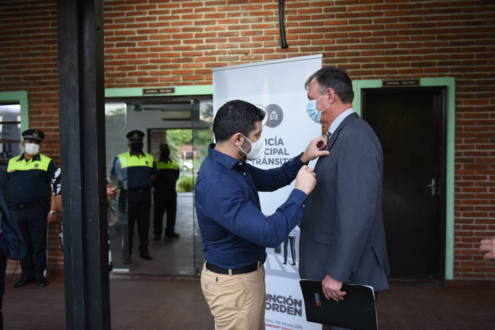 El intendente de Asunción, Óscar Rodríguez, dio la bienvenida al nuevo director de la PMT, Luis Christ Jacobs. Foto: Gentileza.
