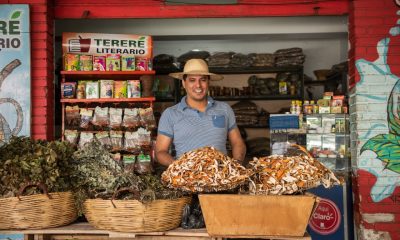 Javier Torres, presidente del Paseo de Yuyos muestra sus productos. (Foto Gentileza)