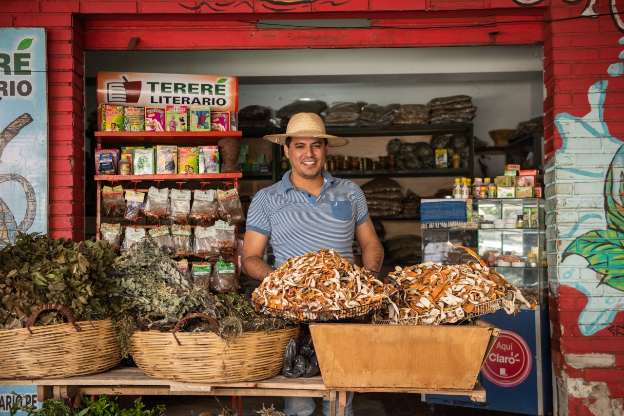 Javier Torres, presidente del Paseo de Yuyos muestra sus productos. (Foto Gentileza)