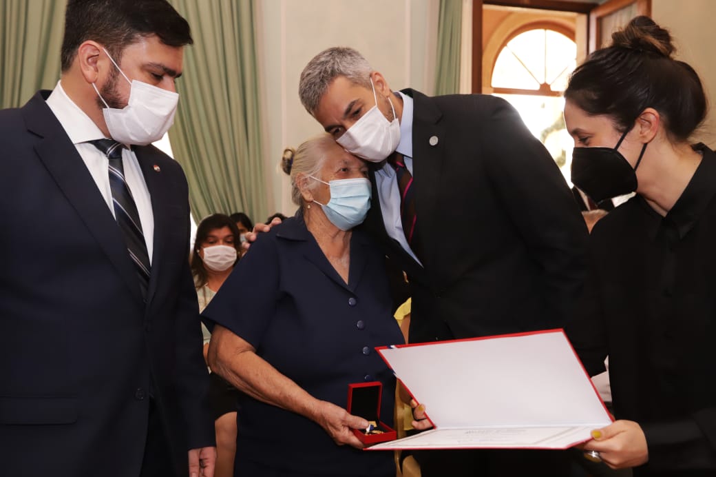 Una de las homenajeadas durante el acto. (Foto: Gentileza)