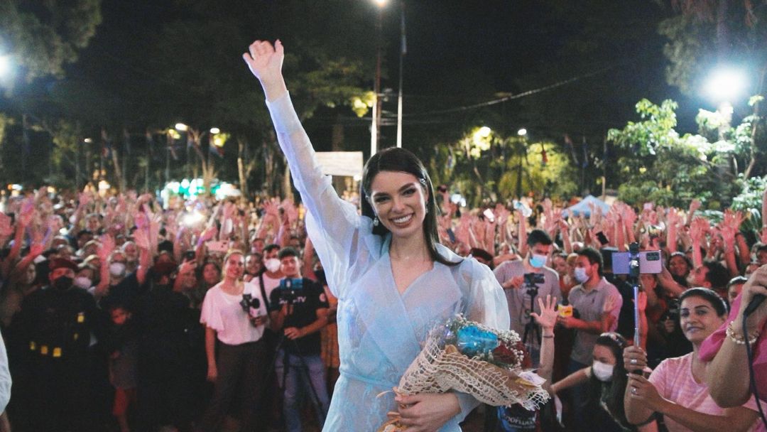 Multitudinario recibimiento a Nadia Ferreira en Villarrica. Foto: Video @alebuttler