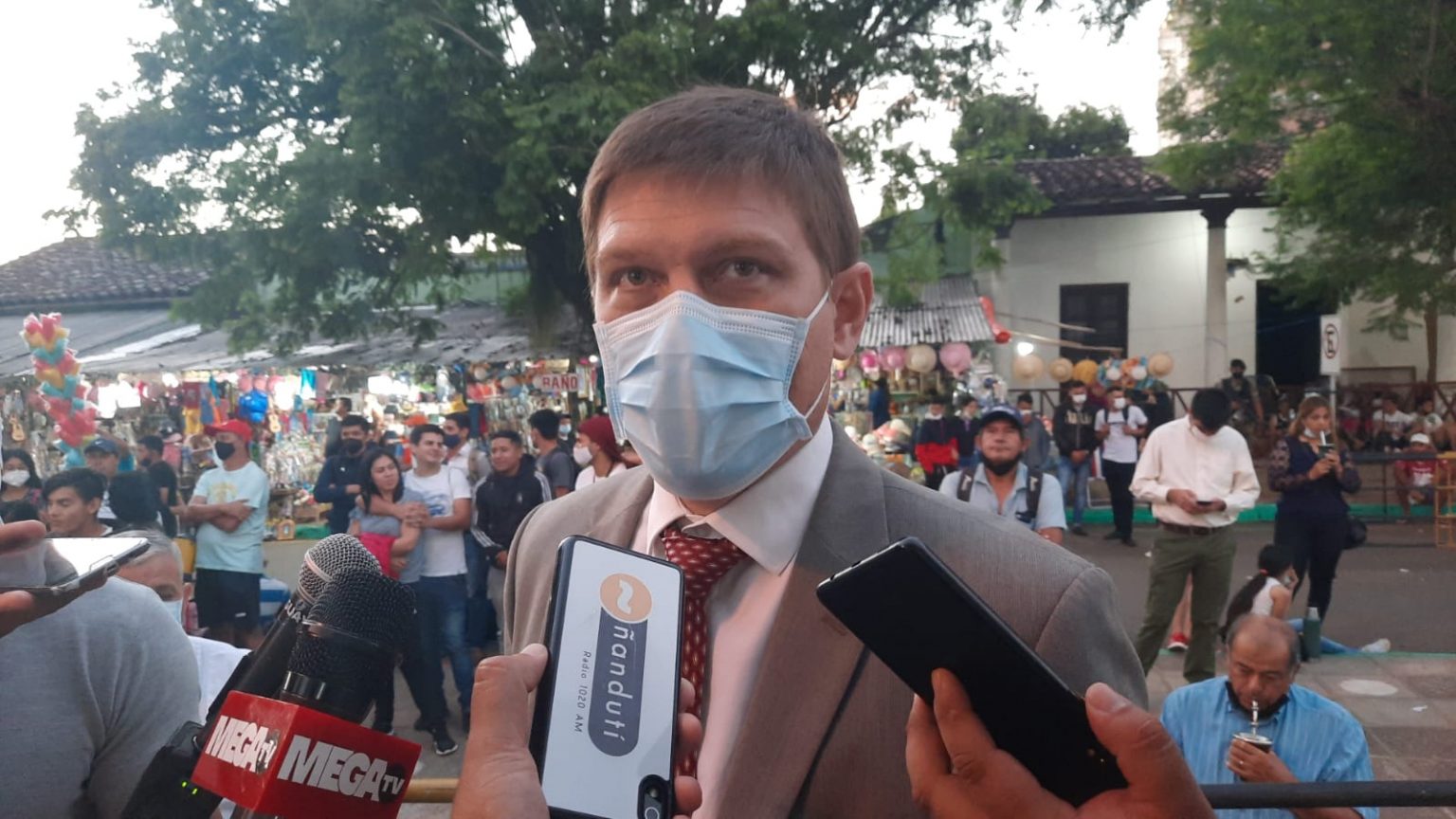 Juan Manuel Brunetti habló con los medios de prensa antes de la misa central de Caacupé. (Foto radio Ñandutí)