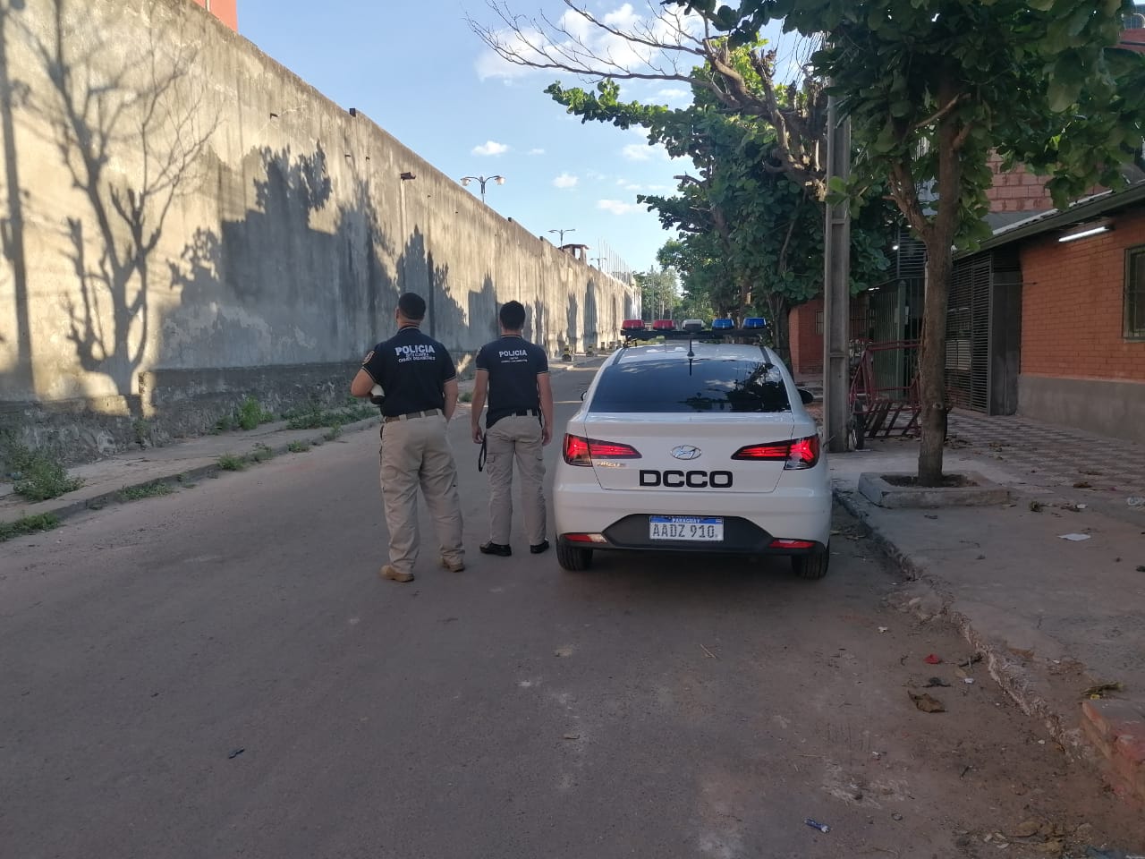 El muro perimetral de la cárcel de Tacumbú está reforzado con agentes de la Policía. (Foto: Ministerio de Justicia)