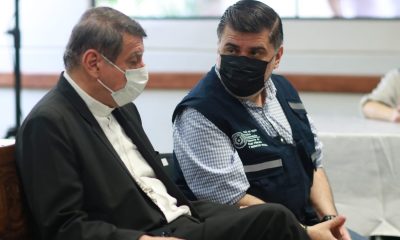 Monseñor Ricardo Valenzuela (izq), junto con el ministro de Salud, Julio Borba. (Foto Ministerio de Salud)