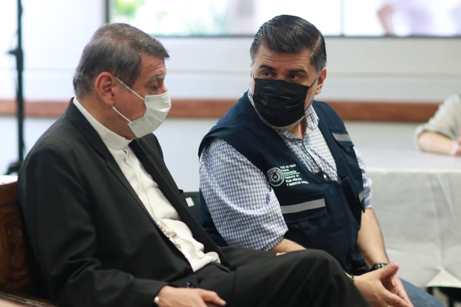 Monseñor Ricardo Valenzuela (izq), junto con el ministro de Salud, Julio Borba. (Foto Ministerio de Salud)