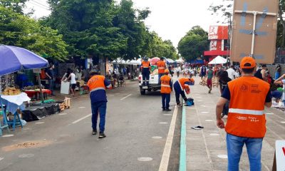 Funcionarios de la SEN se encuentran ayudando en la limpieza en los alrededores de la Basílica. (Foto: SEN)