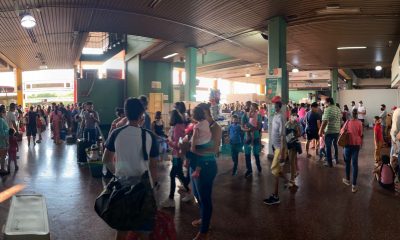 Muchsísima gente llegó en las últimas horas a la Terminal de Ómnibus de Asunción. (Foto Radio Cáritas)