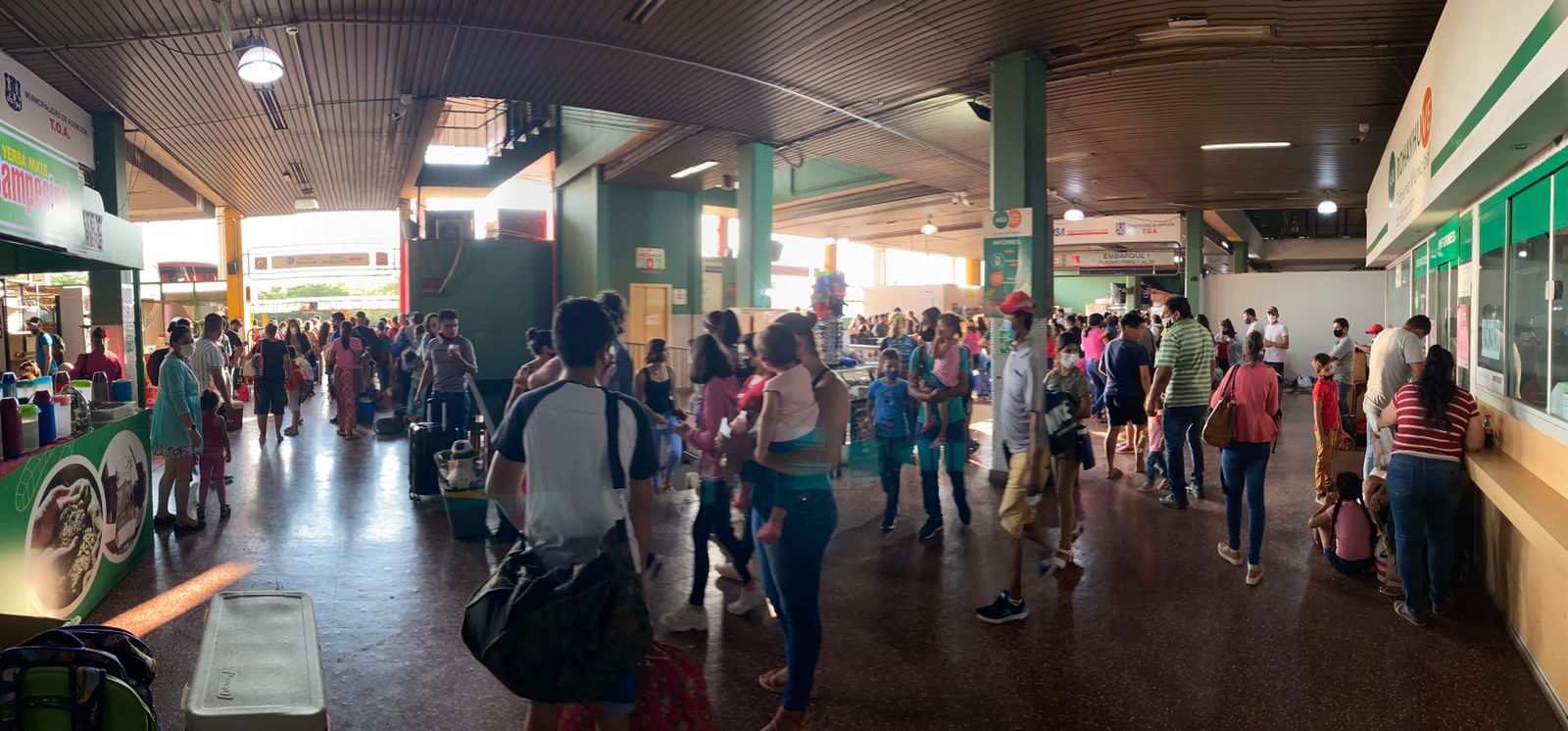 Muchsísima gente llegó en las últimas horas a la Terminal de Ómnibus de Asunción. (Foto Radio Cáritas)