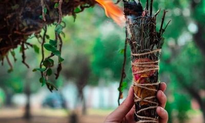 Sahumar es un ritual muy antiguo y sagrado que permite que la energía estancada circule.