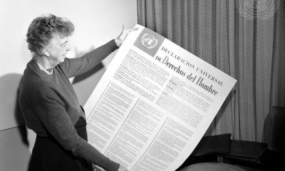 La Sra. Eleanor Roosevelt, de los Estados Unidos, observa un cartel de la Declaración de Derechos Humanos en español. Foto: Gentileza.