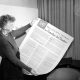 La Sra. Eleanor Roosevelt, de los Estados Unidos, observa un cartel de la Declaración de Derechos Humanos en español. Foto: Gentileza.