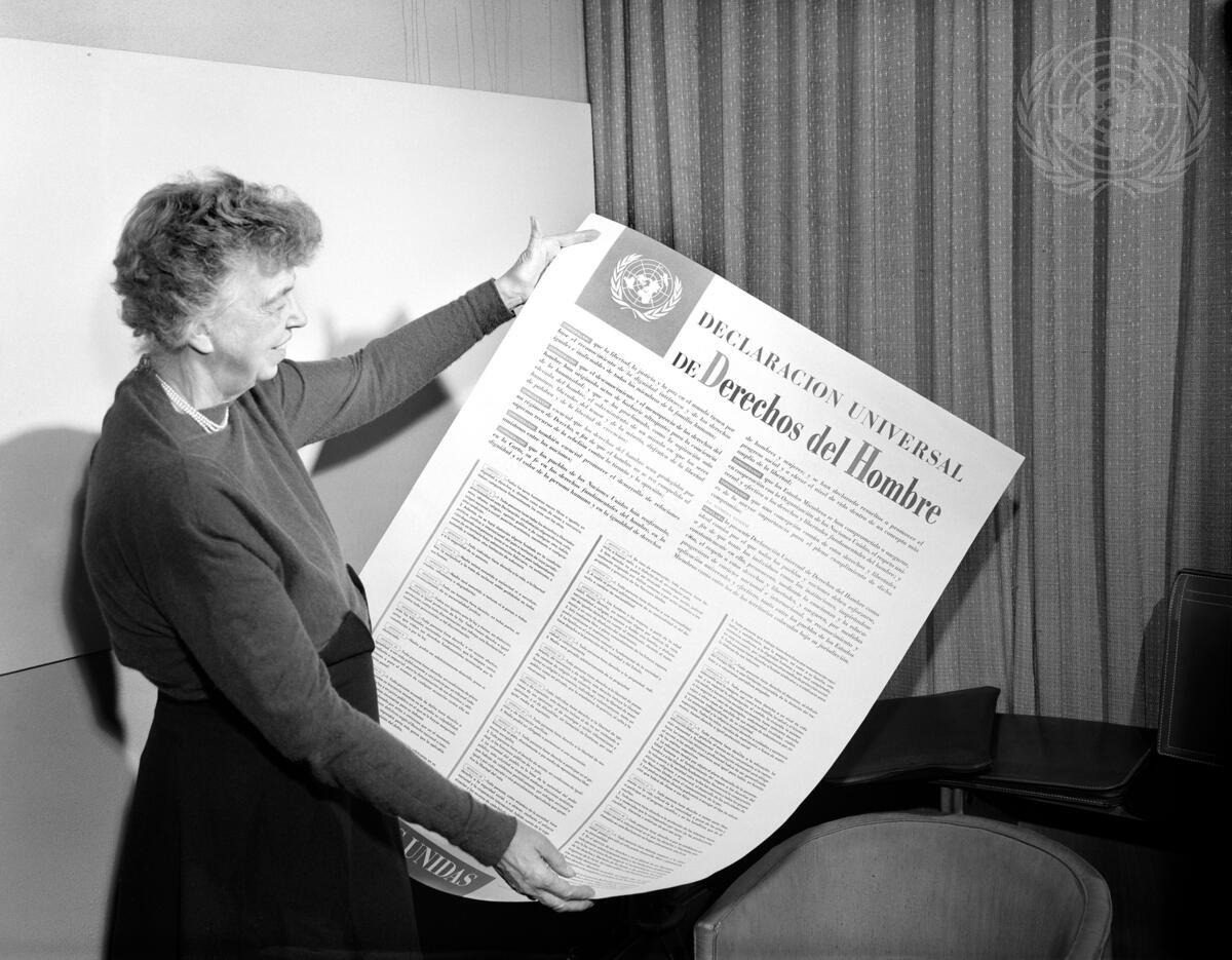 La Sra. Eleanor Roosevelt, de los Estados Unidos, observa un cartel de la Declaración de Derechos Humanos en español. Foto: Gentileza.