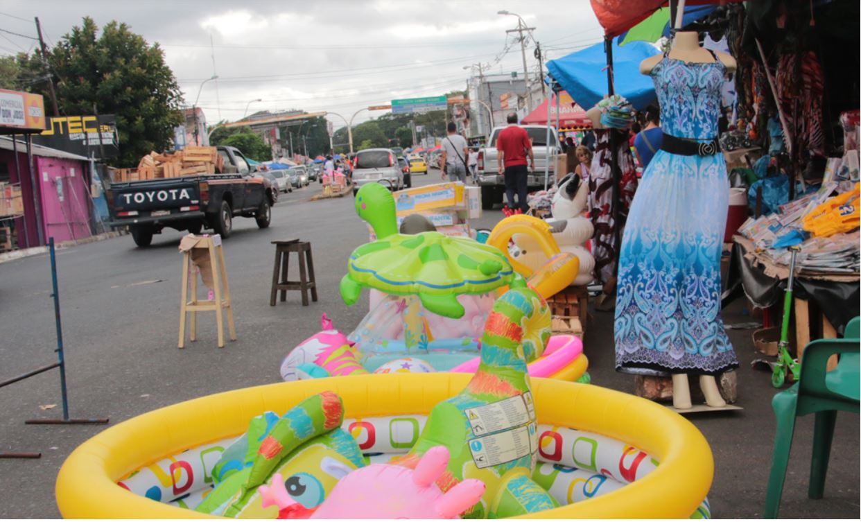 Piletas, pelotas y juegos electrónicos son los pedidos favoritos de los niños de la casa. (Foto IP)