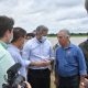 Mario Abdo Benítez conversa con el gobernador de Mato Grosso Do Sul, Reinaldo Azambuja. (Foto: Presidencia).