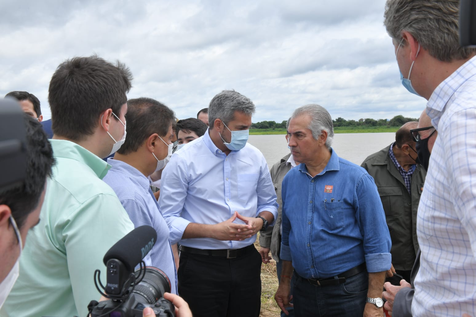 Mario Abdo Benítez conversa con el gobernador de Mato Grosso Do Sul, Reinaldo Azambuja. (Foto: Presidencia).