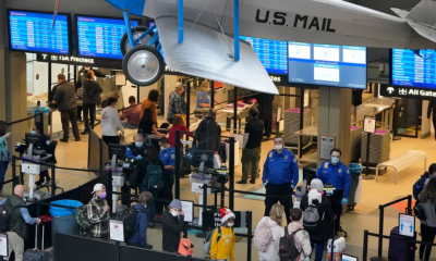 Unos viajeros reciben información en un centro de COVID-19 en los aeropuertos. Foto: El Comercio.