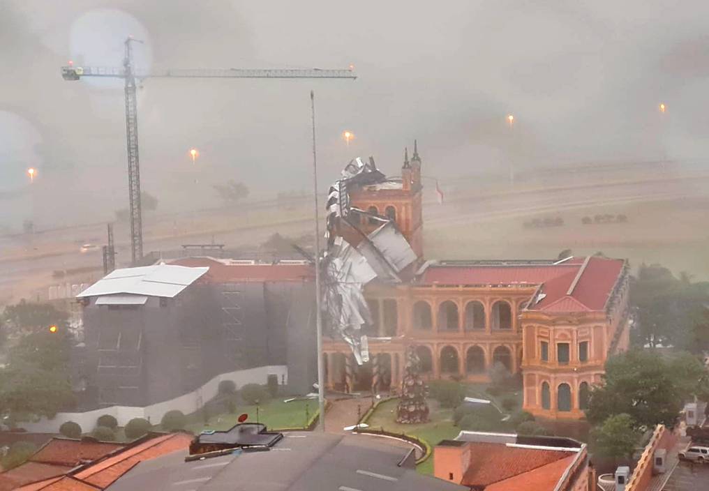 El temporal dañó parte de la estructura del Palacio de Gobierno. (Foto Twitter).