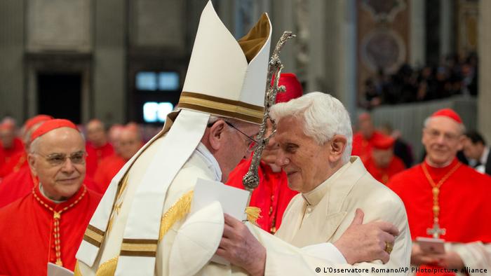 Según el director editorial de los medios de comunicación del Vaticano, Benedicto XVI promulgó como pontífice "normas muy duras contra los clérigos abusadores", además de "leyes especiales para combatir la pederastia". Foto: Picture Aliance.