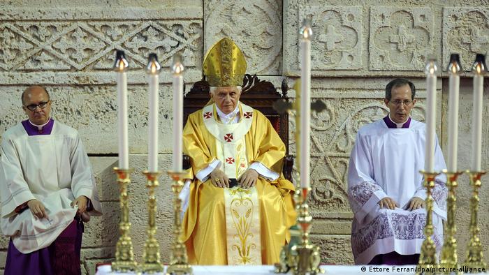 Razinger, aquí aún en fuciniones como papa Benedicto XVI en Nicosia, Chipre. Foto: Picture Aliance.