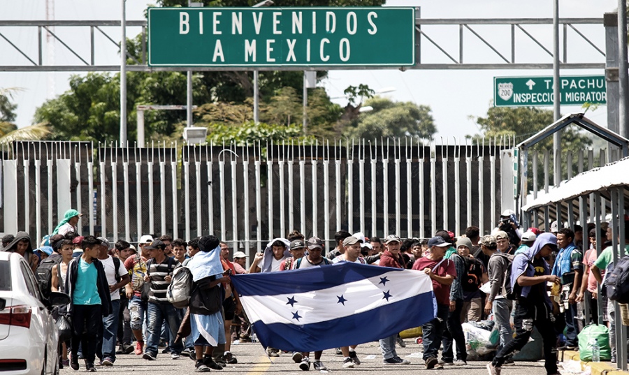 Unas quinientas personas, entre ellas decenas de familias con niños, partieron este sábado desde la terminal de ómnibus de San Pedro Sula,y pretenden llegar a Estados Unidos en busca de mejores condiciones de vida. Foto: Agencias.