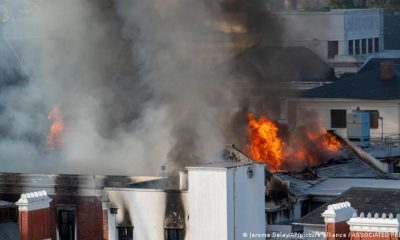 Los equipos de bomberos llegaron al sitio donde las llamas en el edificio y una espesa columna de humo eran visibles. Foto: Picture Aliance.
