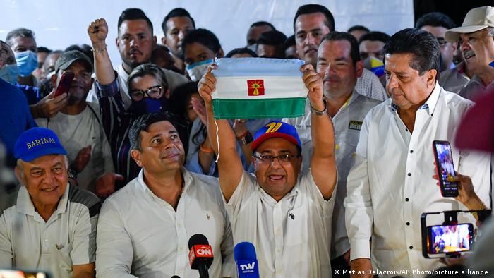 El oficialista Jorge Arreaza se anticipó a los resultados y admitió la derrota en el estado natal de Hugo Chávez, donde el opositor Sergio Garrido ganó con el 55,36 % de los votos, frente al 41,27% del PSUV. Foto: Picture Aliance.