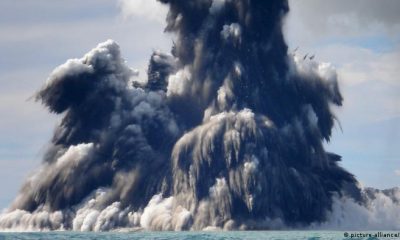 La subida del mar se produjo luego de la erupción de un volcán submarino, lo que desató enormes olas en diferentes partes de la costa. Otros países también se han visto afectados. Foto: Picture Aliance.