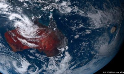 Imagen satelital del 15 de enero: a la derecha de Australia se puede ver la erupción volcánica en el borde de la imagen. Foto: Picture Aliance.