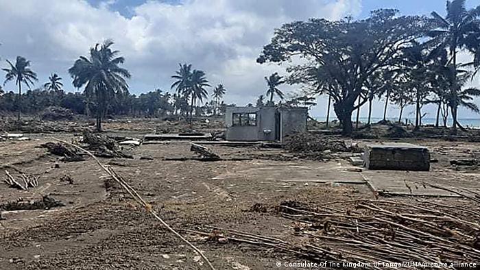 Imágenes proporcionadas por el Consulado del Reino de Tonga en la UE muestran la devastación dejadas por la erupción de un volcán submarino y el posterior tsunami. Foto: Picture Aliance.