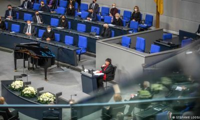 Inge Auerbacher, una sobreviviente del Holocausto, habla ante el Parlamento alemán. Foto: Agencias.