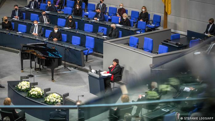 Inge Auerbacher, una sobreviviente del Holocausto, habla ante el Parlamento alemán. Foto: Agencias.