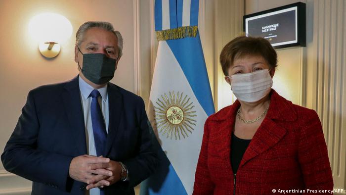 El presidente de Argentina, Alberto Fernández, anunció un acuerdo con el Fondo Monetario Internacional y aseguró que no implica "saltos devaluatorios". En esta foto con la titular del FMI, Cristalina Georgieva. Foto: Presidencia Argentina.